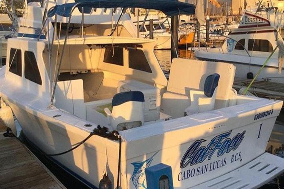 o barcă albă este acostată într-un port