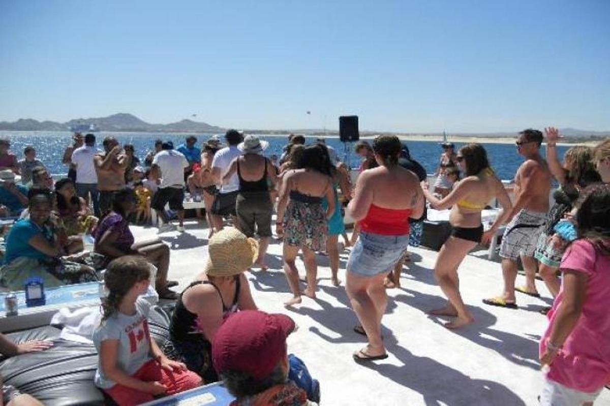 un folto gruppo di persone sulla spiaggia
