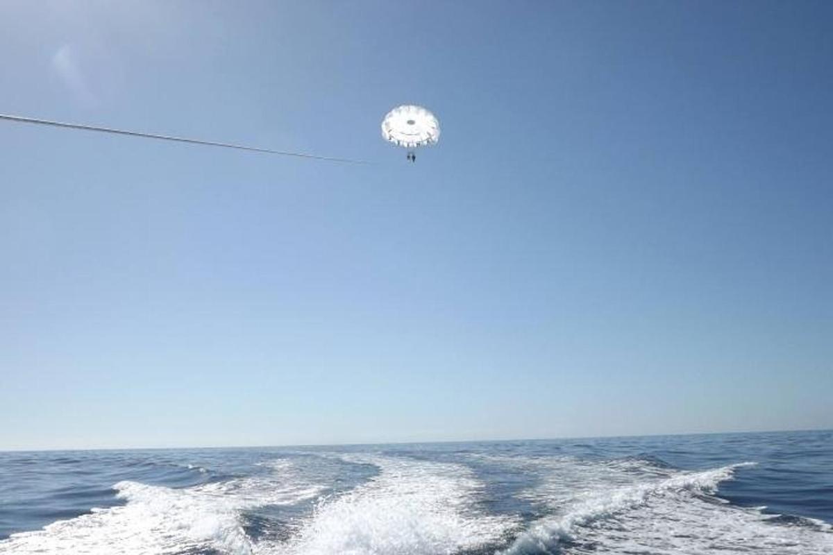 una palla su una corda nell'oceano