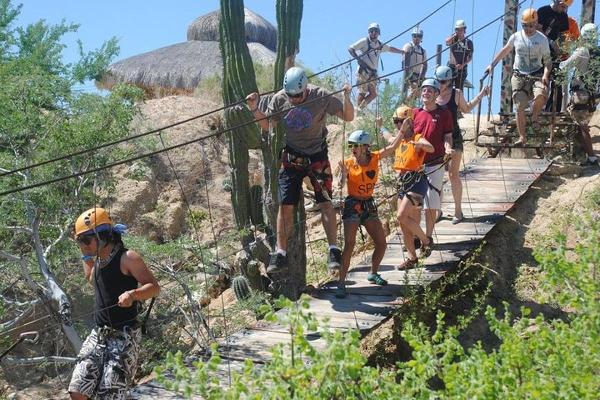 um grupo de pessoas caminhando em uma ponte suspensa