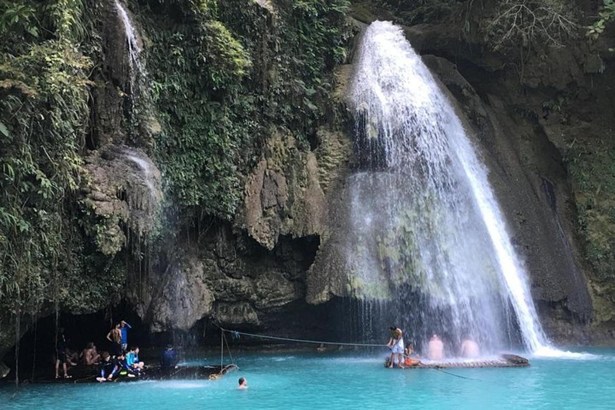 un grup de persones a l'aigua d'una cascada