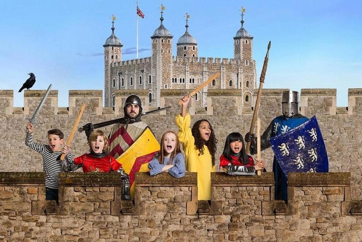 un gruppo di persone in piedi su un muro di fronte a un castello