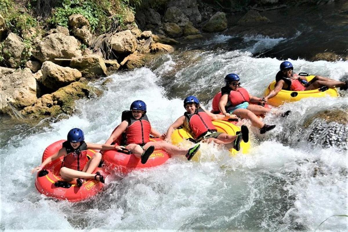un grup de oameni care fac rafting pe un râu