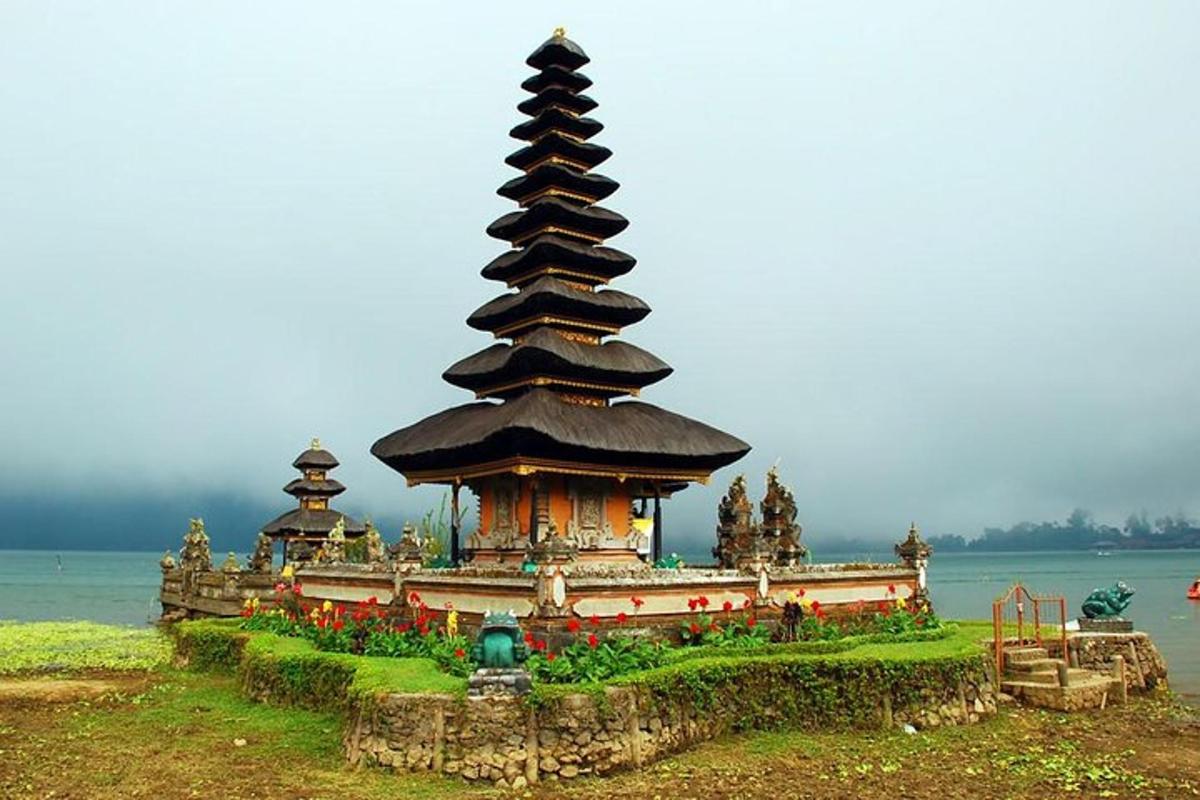 velká pagoda uprostřed vody