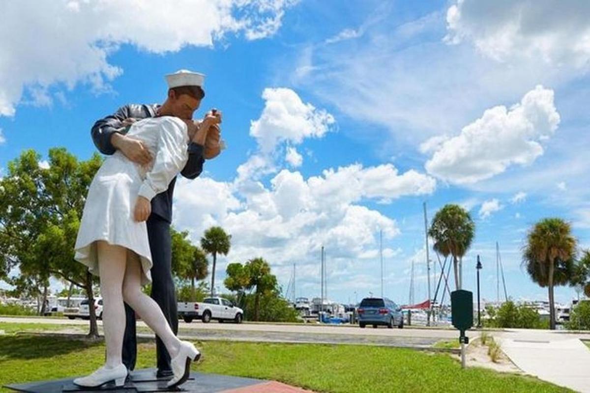 una statua di un uomo e una donna che si abbracciano