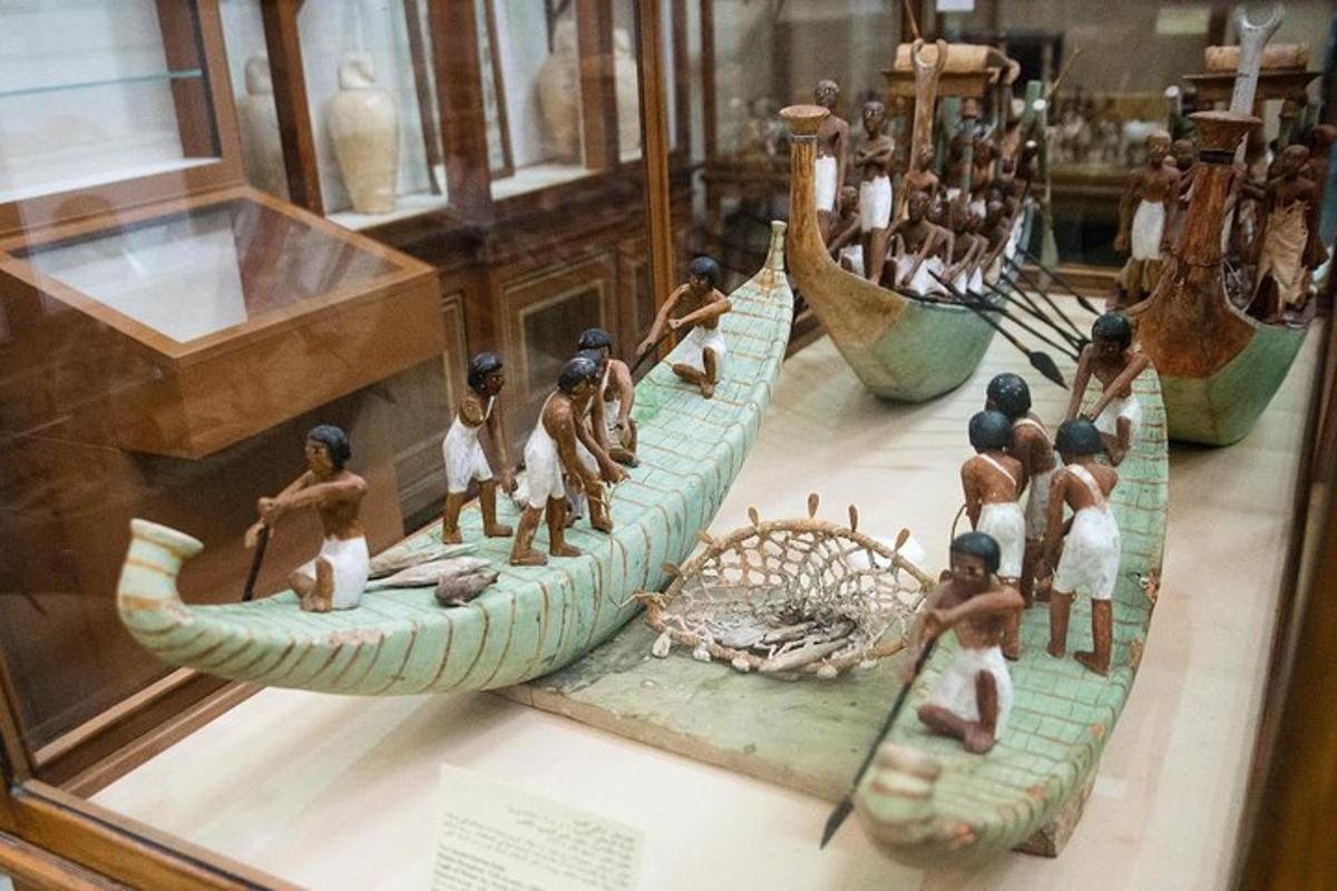 um grupo de pessoas em um barco em uma vitrine