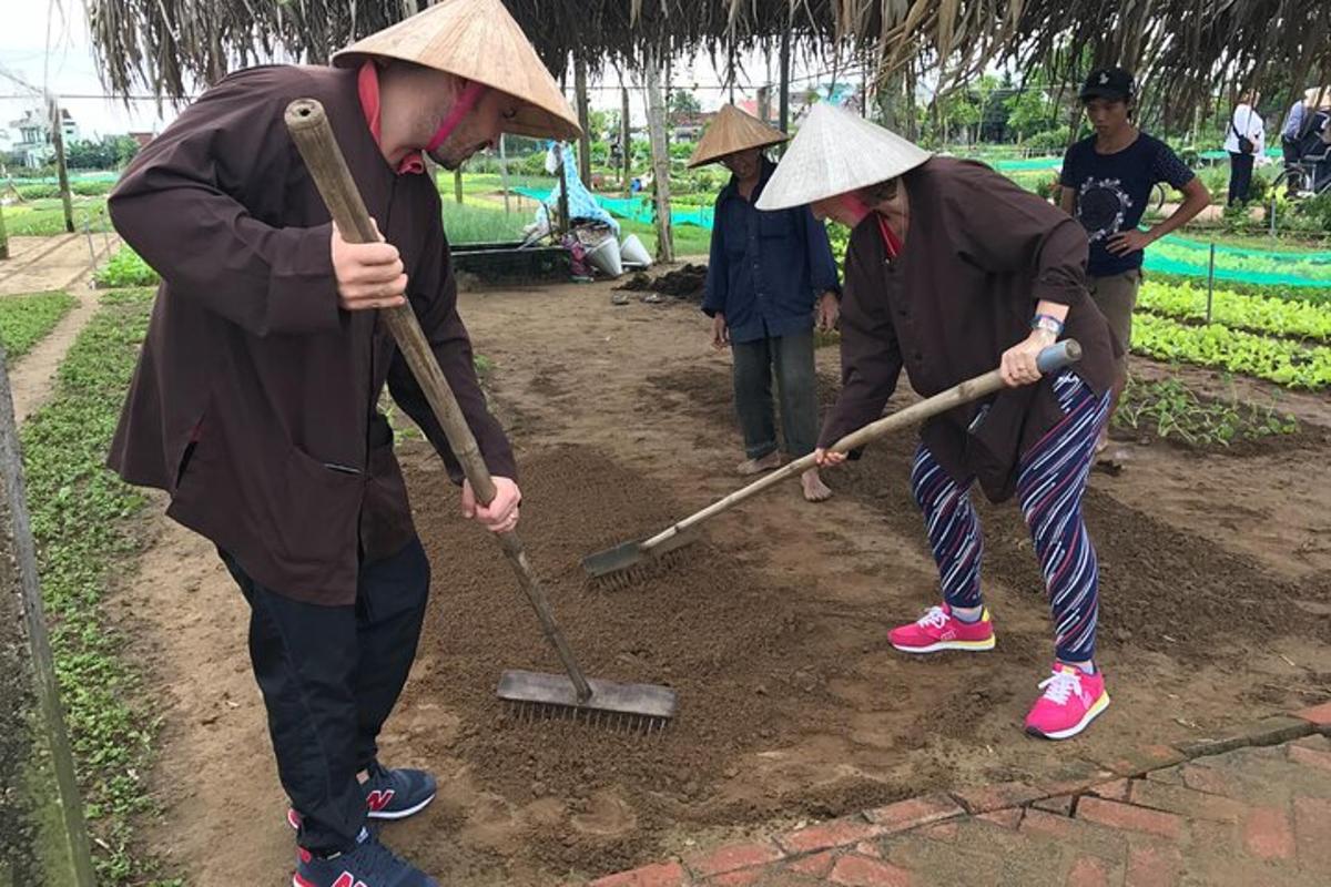 un grup de persones jugant a beisbol