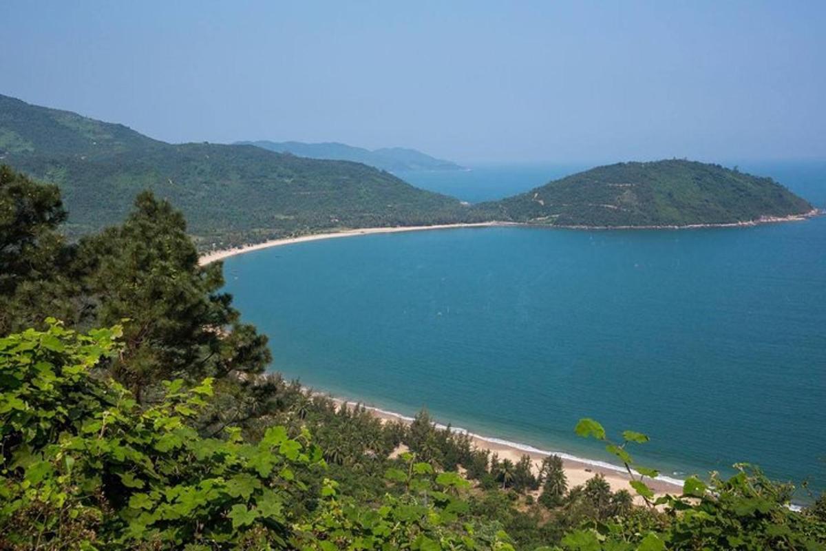 μια θέα μιας παραλίας στη μέση του ωκεανού
