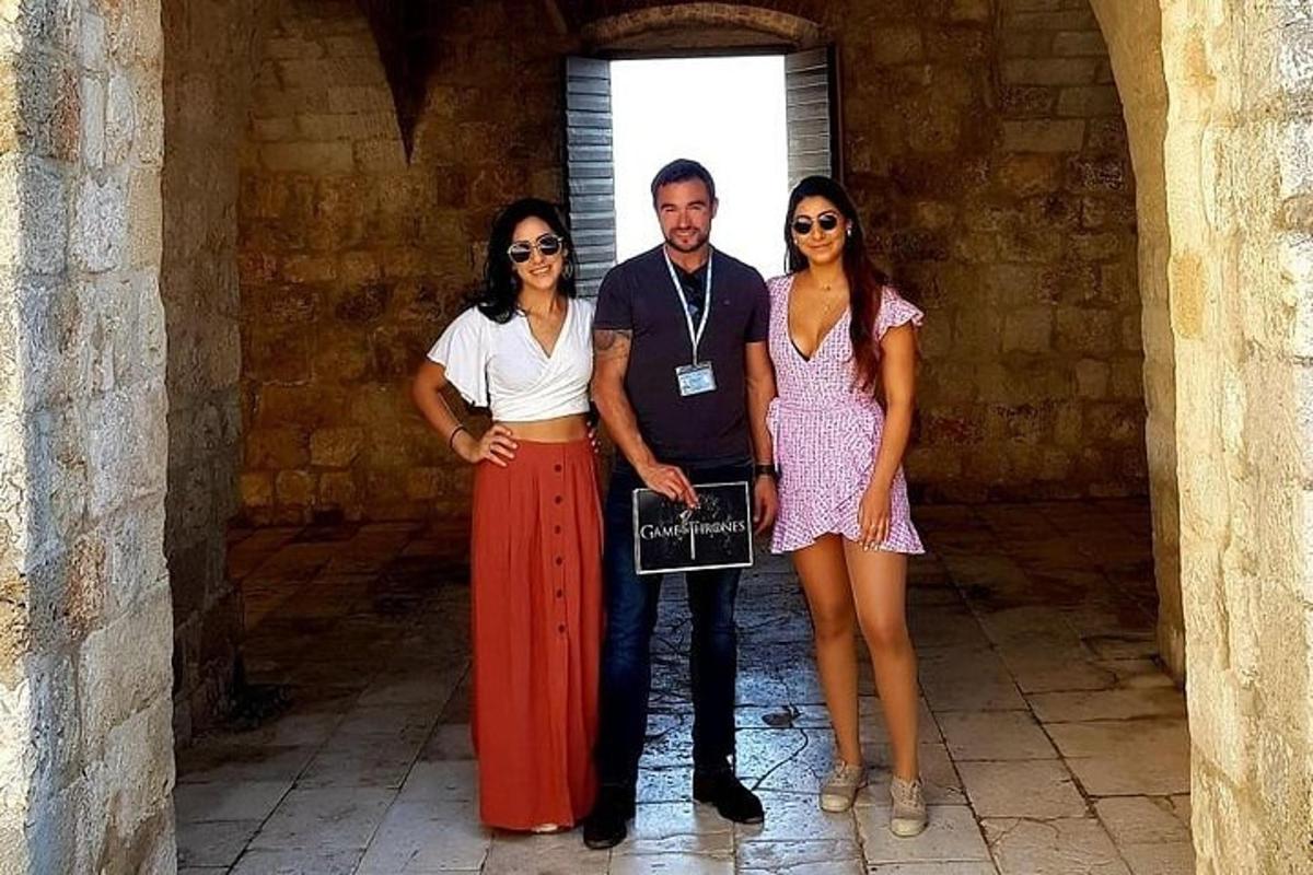 μια ομάδα τριών ατόμων που στέκονται σε έναν διάδρομο