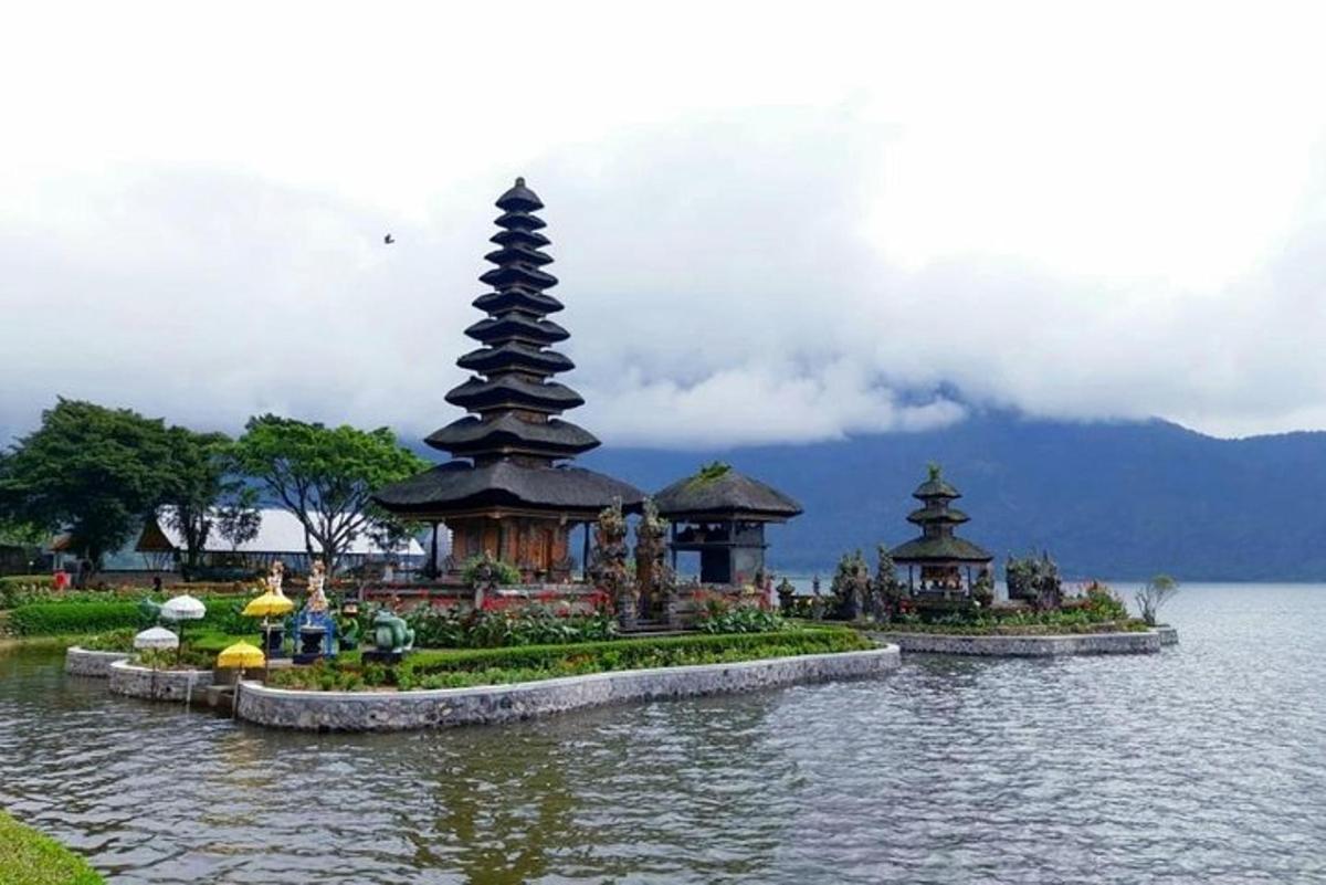 un gruppo di pagode in mezzo a un lago