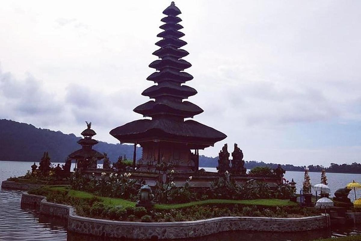 una grande torre in mezzo a uno specchio d'acqua