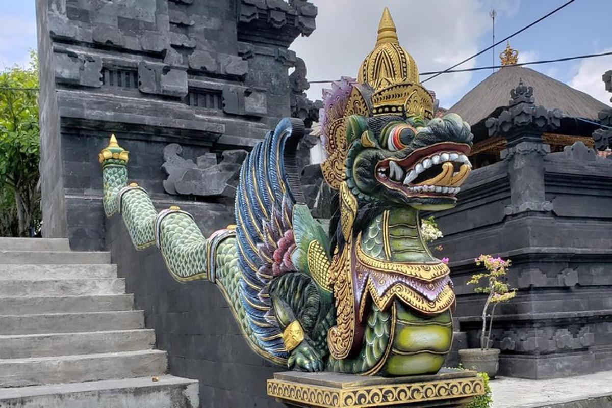 una statua di un drago davanti a un edificio