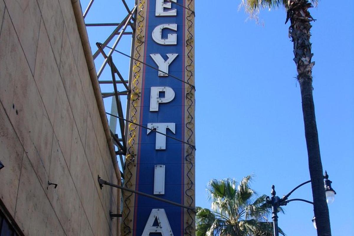 a large sign for the las vegas motel