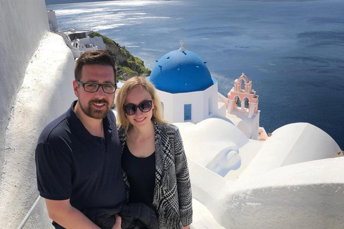 ένας άνδρας και μια γυναίκα που στέκονται μπροστά σε ένα κτίριο