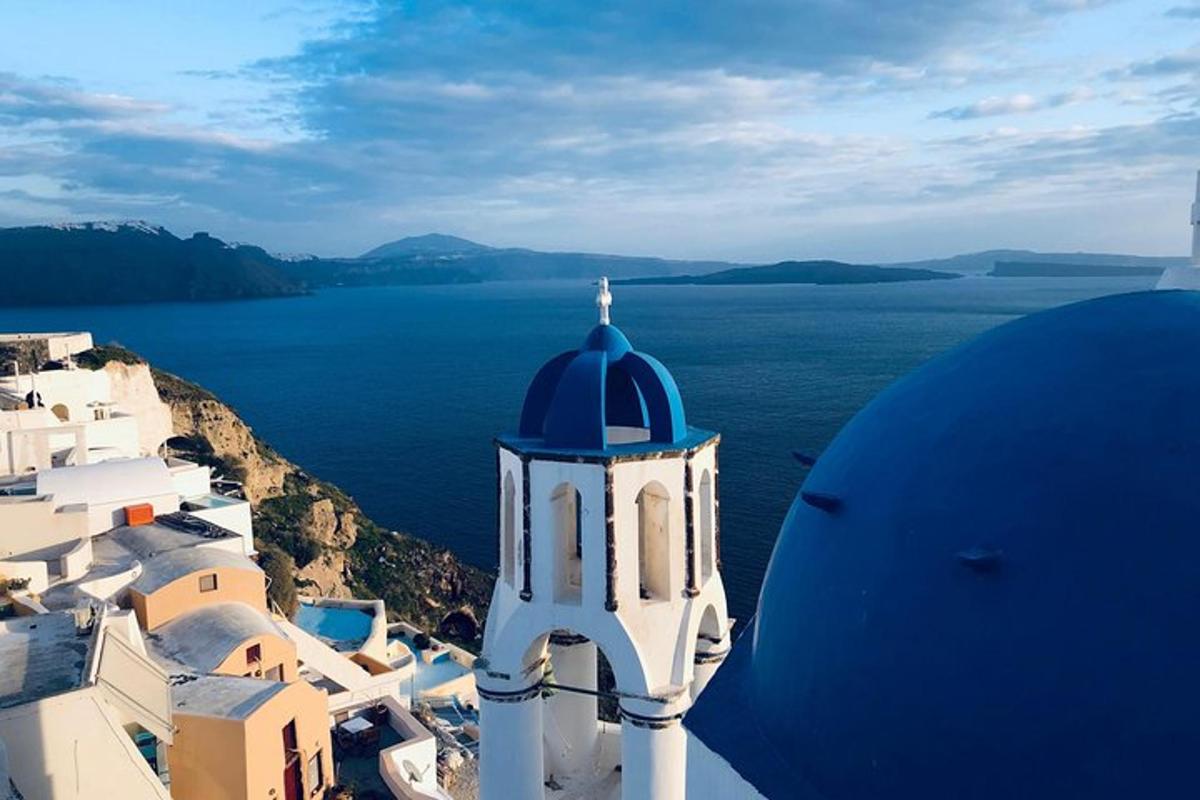 μια θέα ενός κτιρίου στην πλευρά του νερού