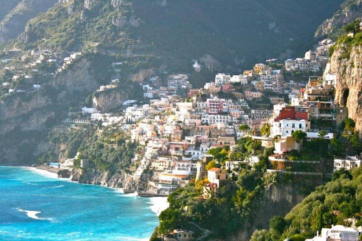 Una vista de un pueblo en la ladera de una montaña