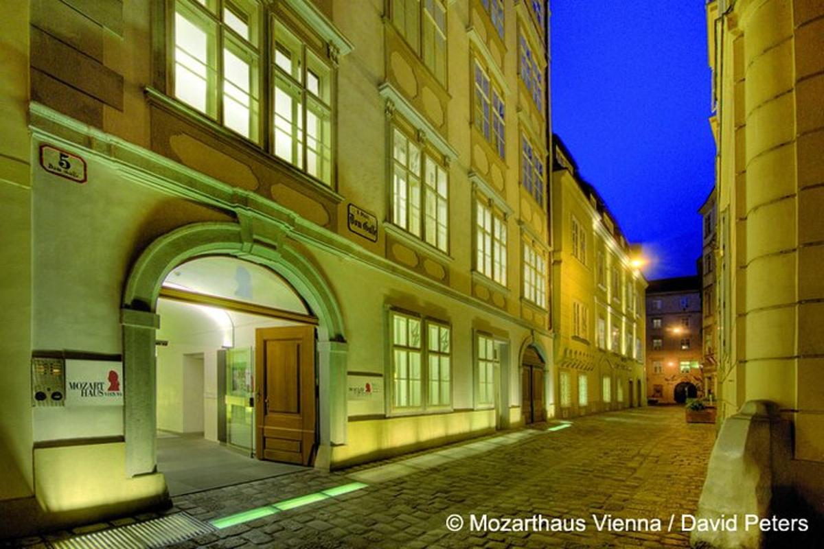 uma rua vazia em uma cidade à noite