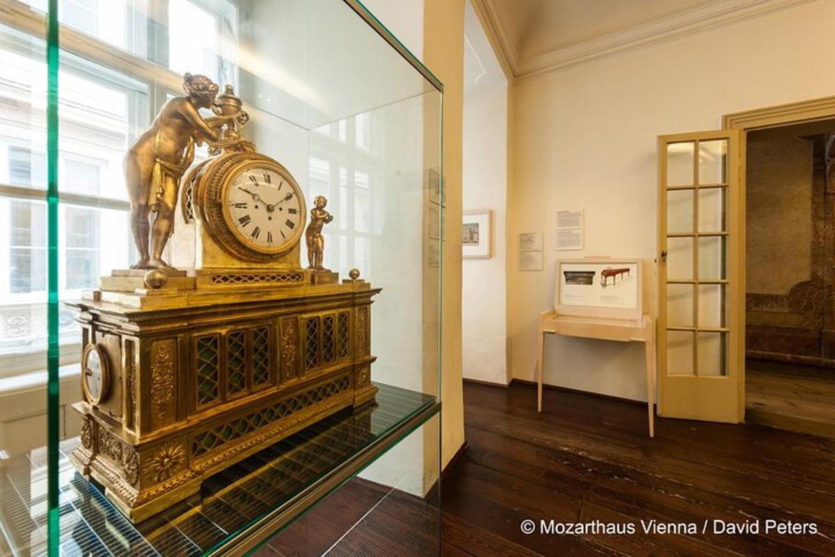 um relógio em uma vitrine de vidro em um museu