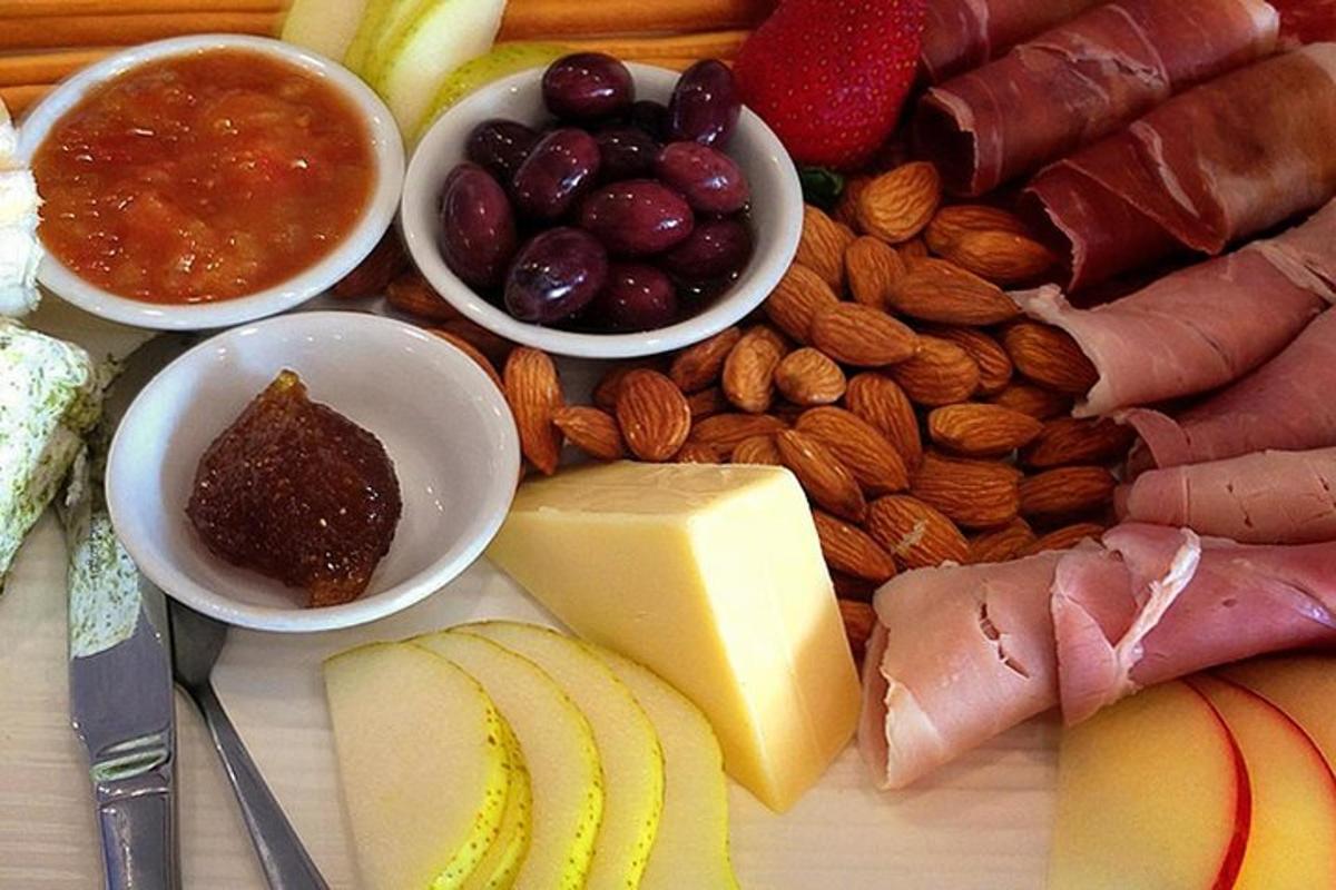 um monte de tipos diferentes de queijo e frutas