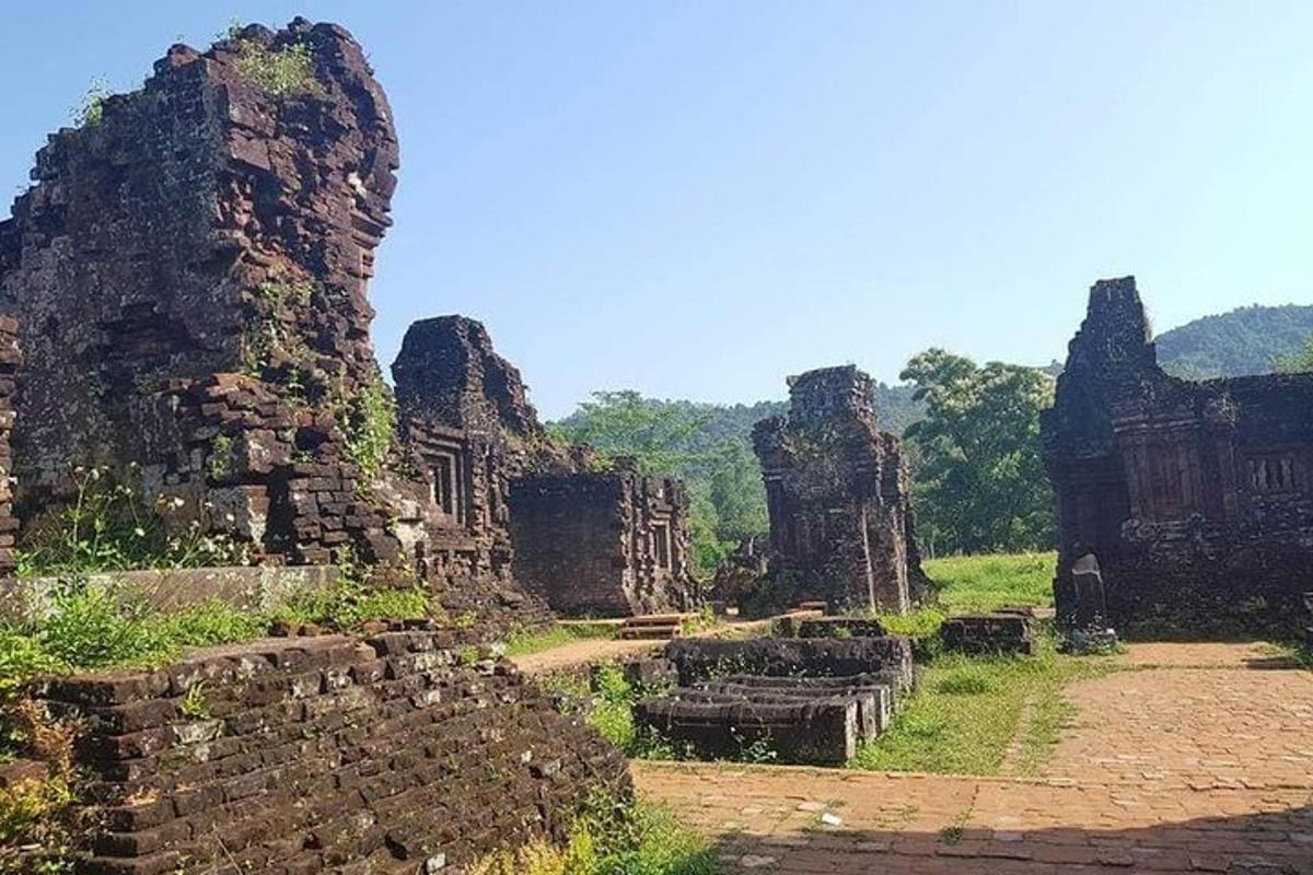 skupina kamenných ruin v poli