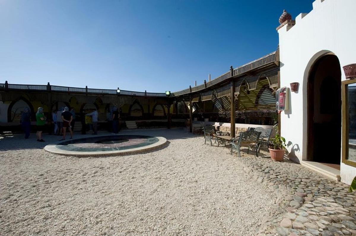 un pati d'un edifici amb una taula i cadires