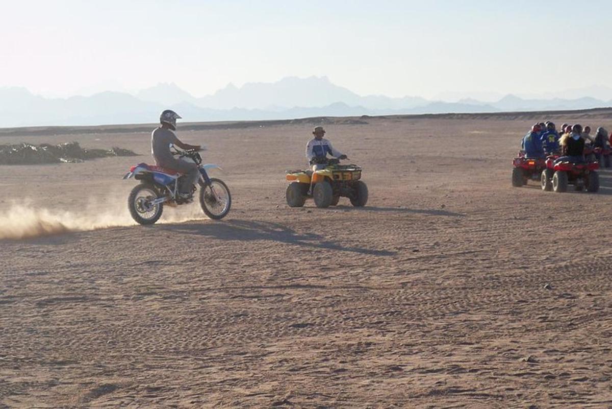 un grup de persones que condueixen motocicletes al desert