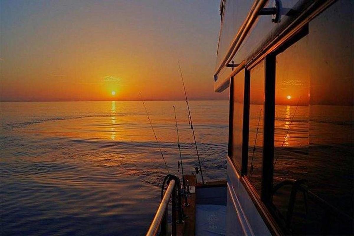 una vista del tramonto da una barca