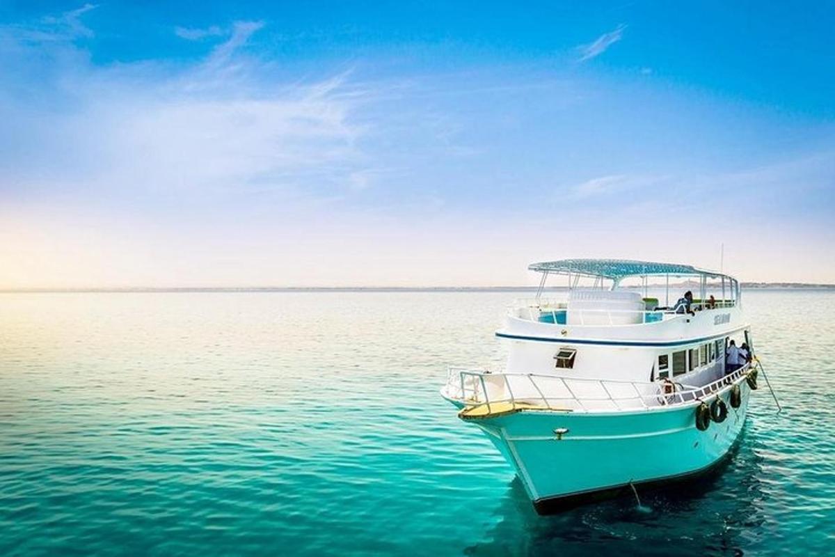 una barca blu nell'acqua dell'oceano