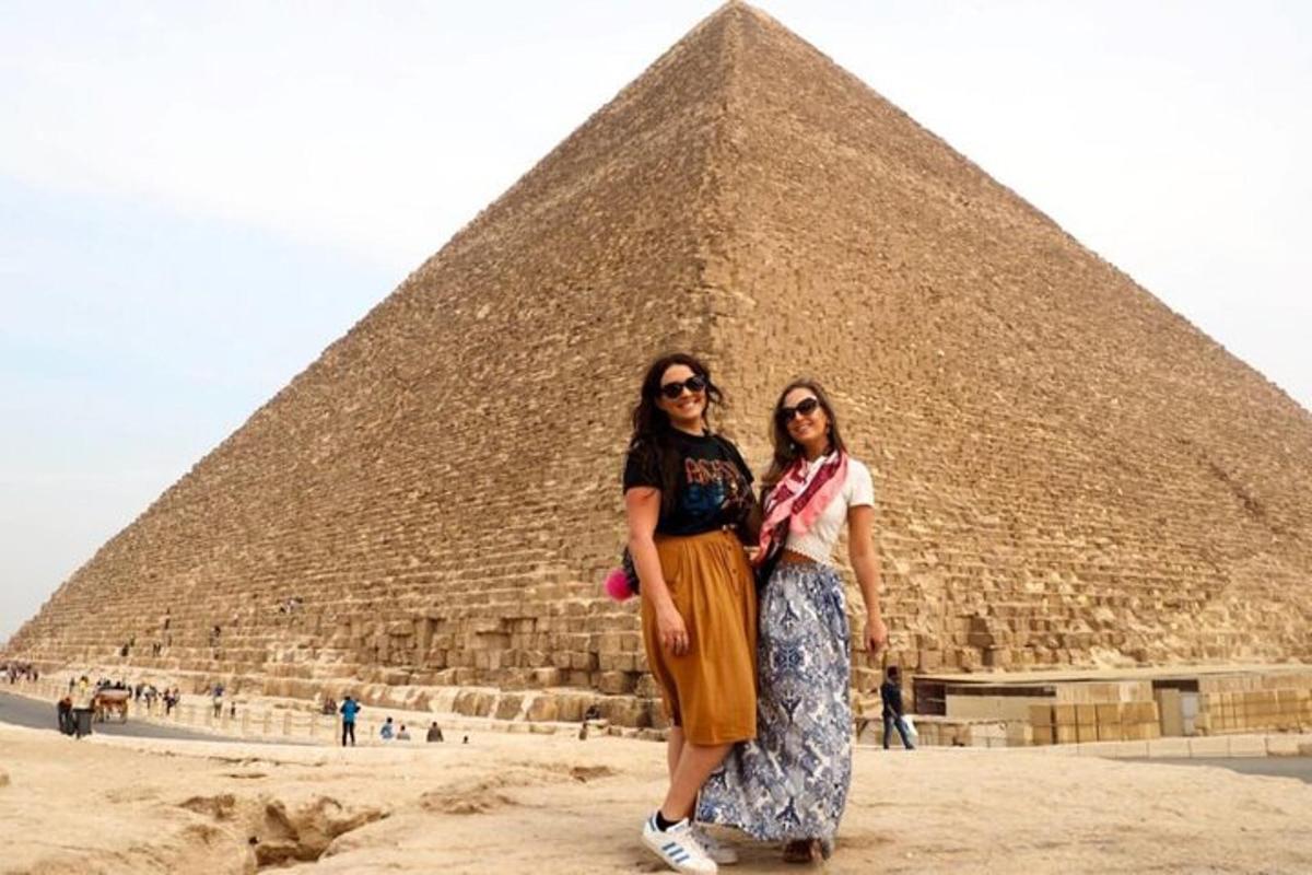 due donne in piedi davanti a una piramide