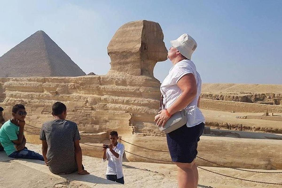 una donna in piedi davanti alla piramide