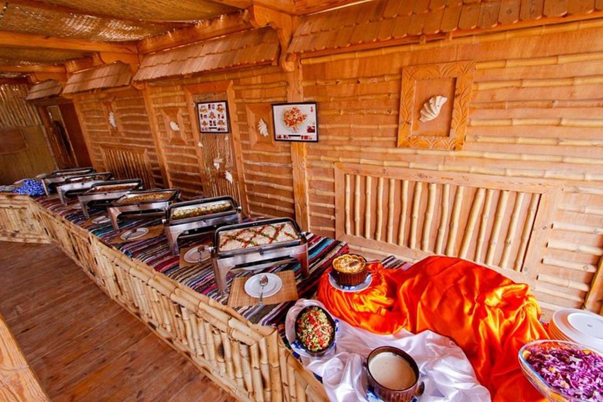 Una habitación con una mesa larga en una cabaña de troncos.