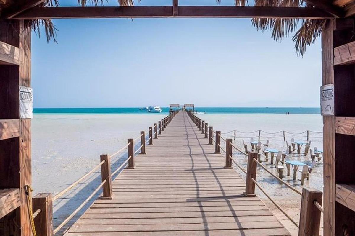 Un muelle de madera se extiende hacia el agua.