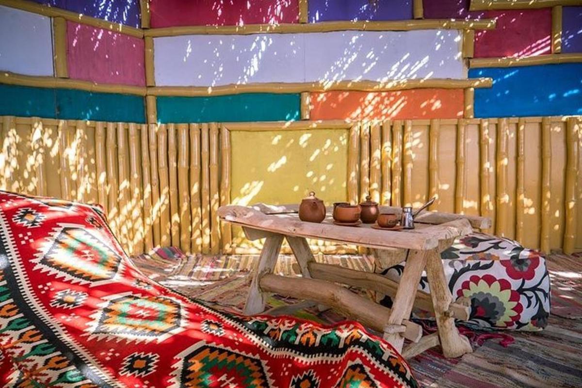 Una mesa y una silla en una habitación con una pared.