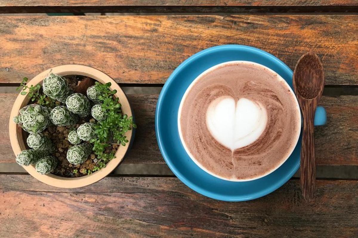 o ceașcă de cafea și un bol de anghinare