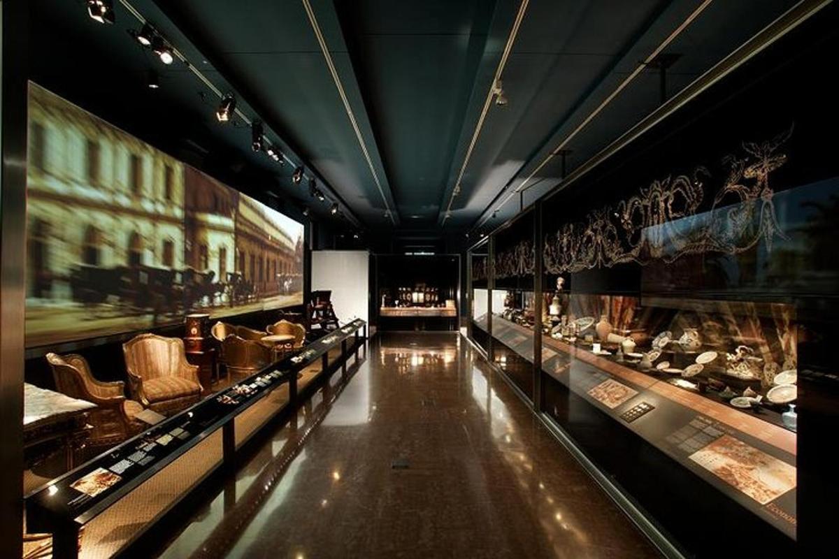 muzeum s dlouhou chodbou a vystavenými pohovkami