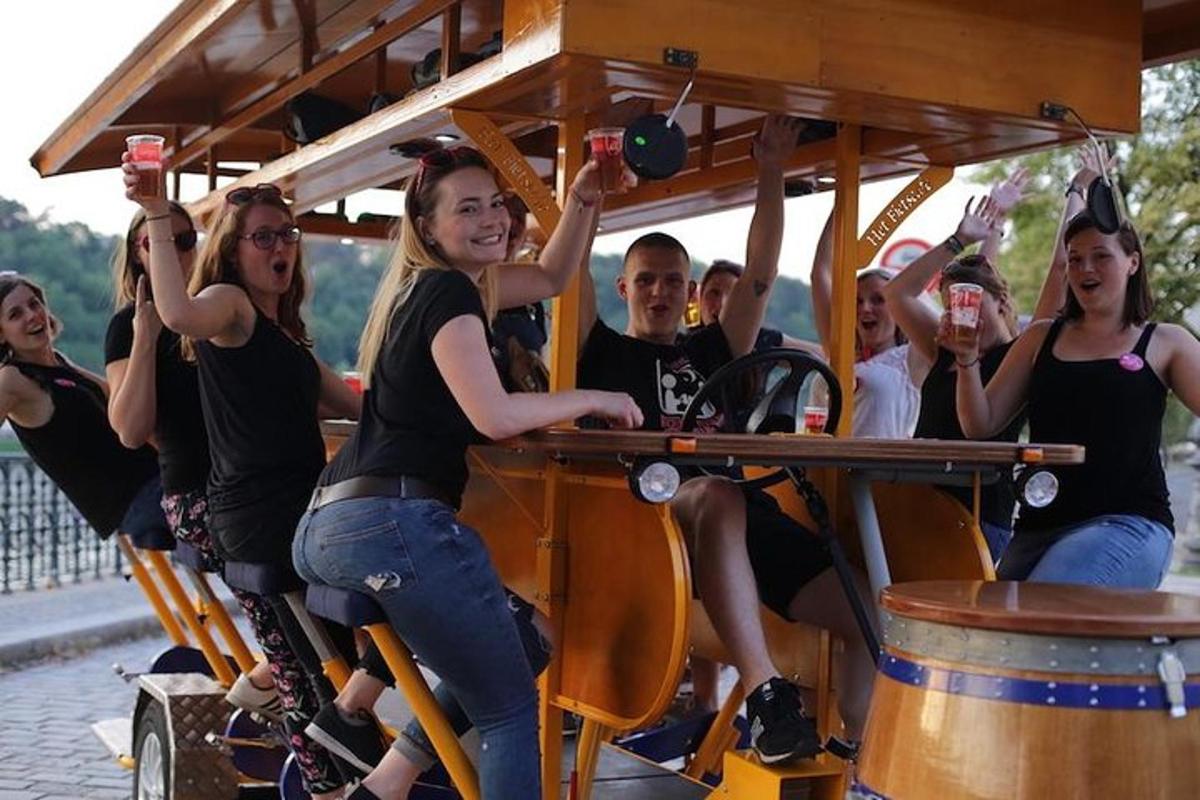 Un grupo de personas sentadas en un bar con bebidas.