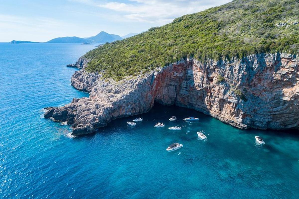 en grupp båtar i en grotta i havet