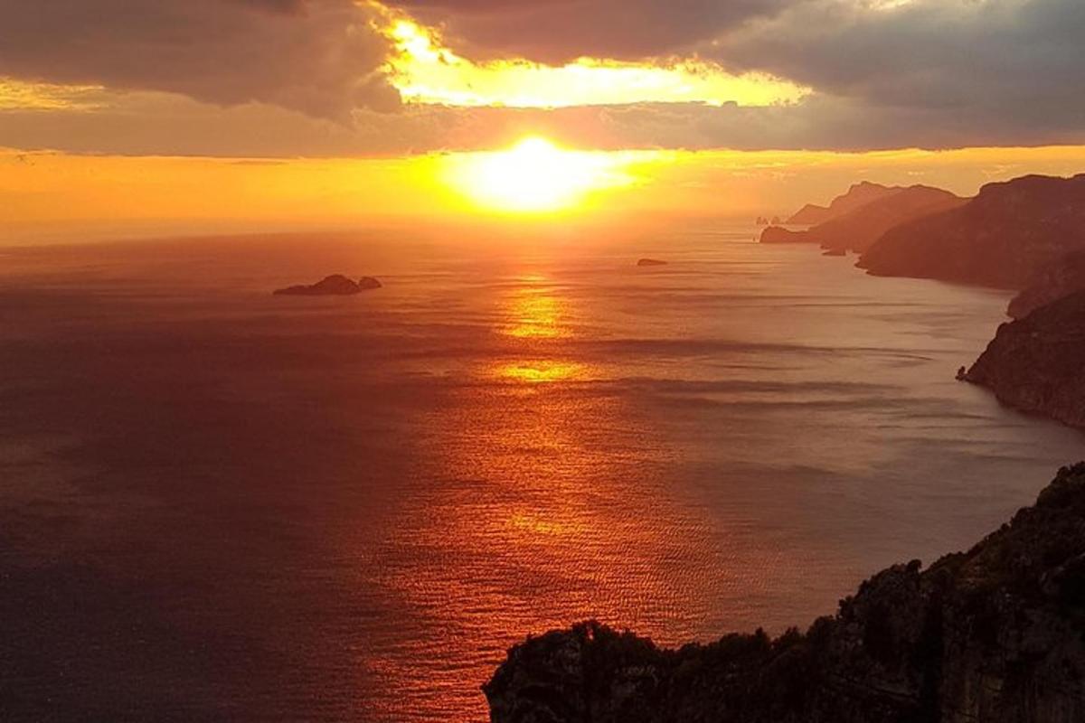 západ slnka nad oceánom so zapadajúcim slnkom