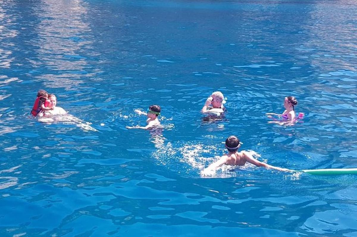 un gruppo di persone che nuotano nell'acqua