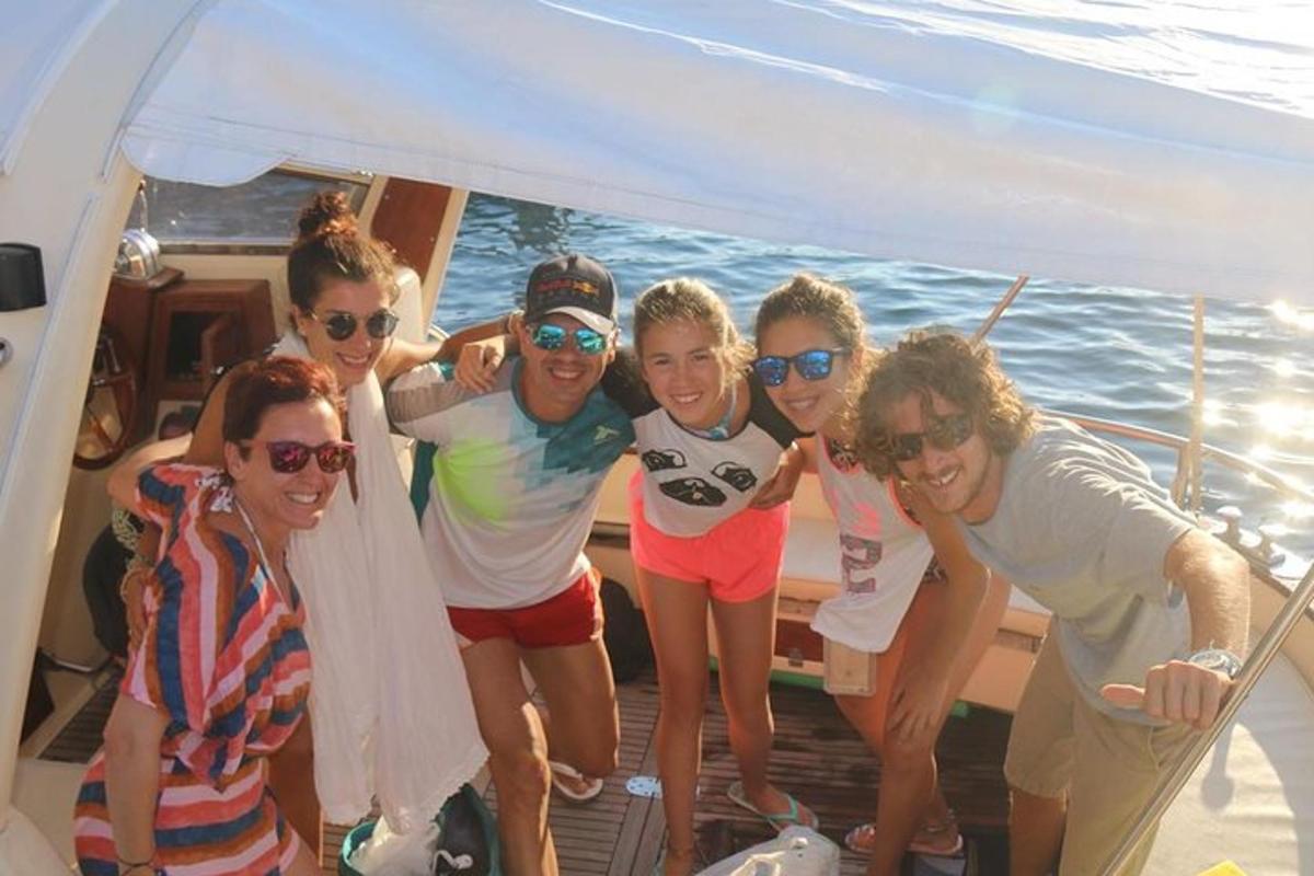 un gruppo di persone in posa per una foto su una barca