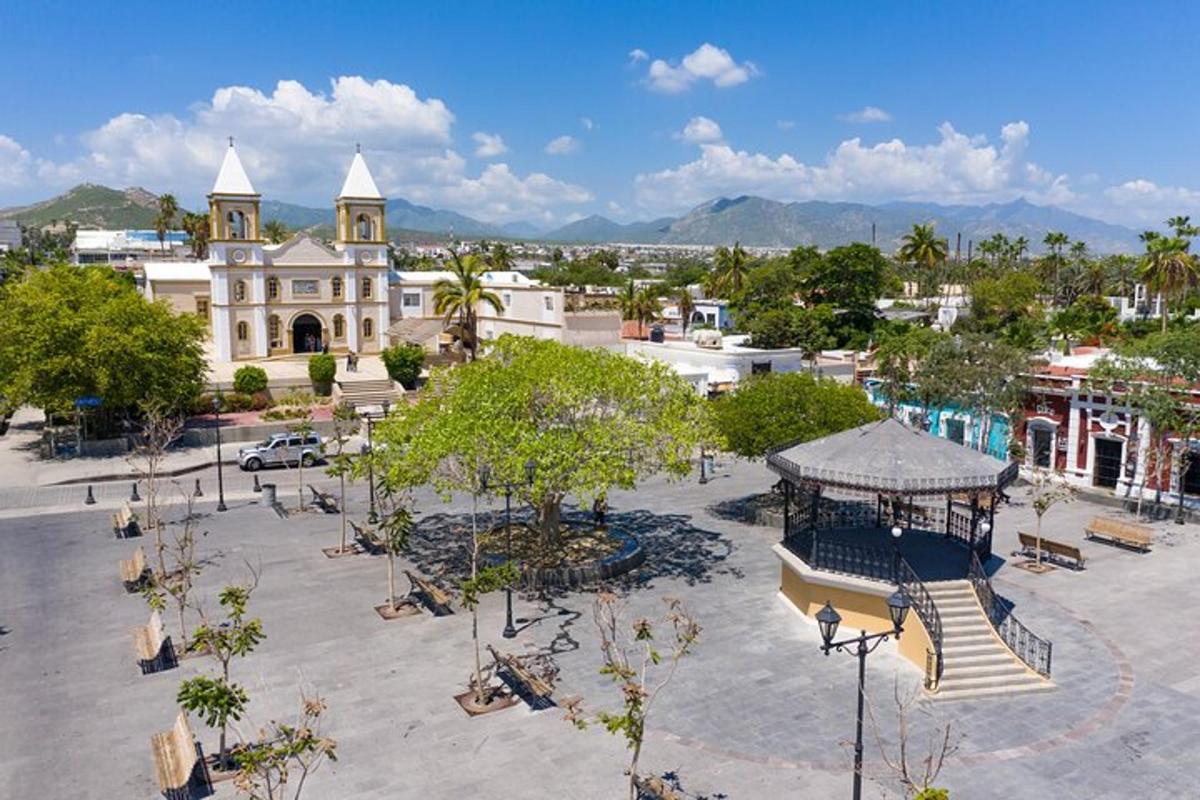 isang aerial view ng isang bayan na may simbahan