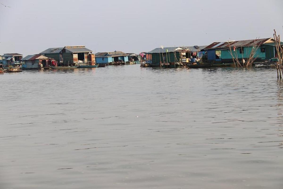 sekumpulan rumah yang duduk di atas badan air