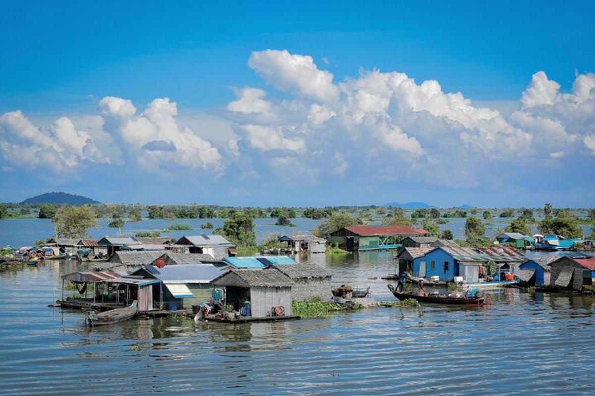 sekumpulan rumah di tengah sungai