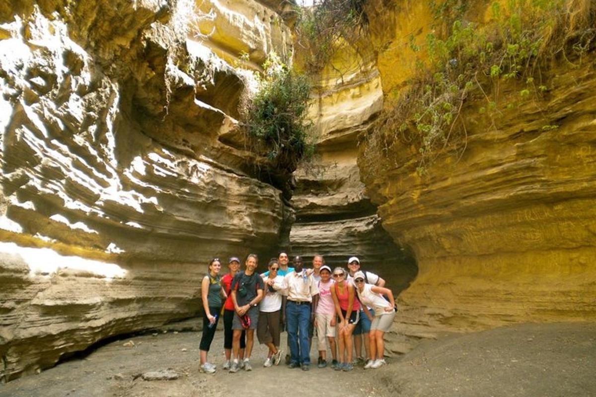 un gruppo di persone in piedi in un canyon