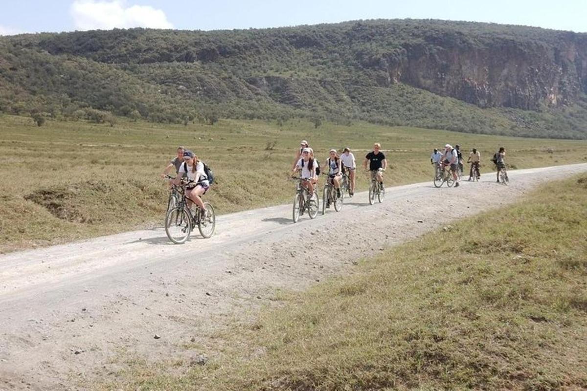 un gruppo di persone in bicicletta lungo una strada sterrata