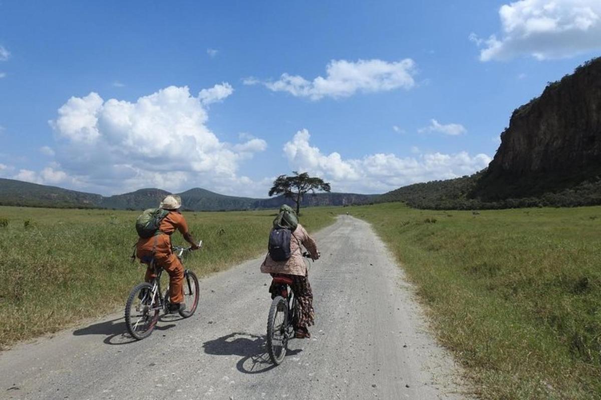 due persone in bicicletta lungo una strada sterrata