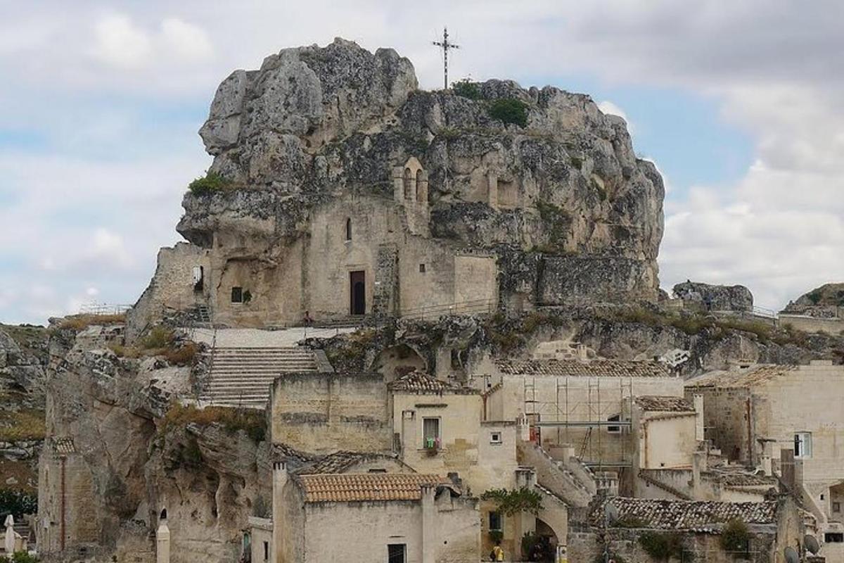 ένα βουνό με μια εκκλησία στην κορυφή του