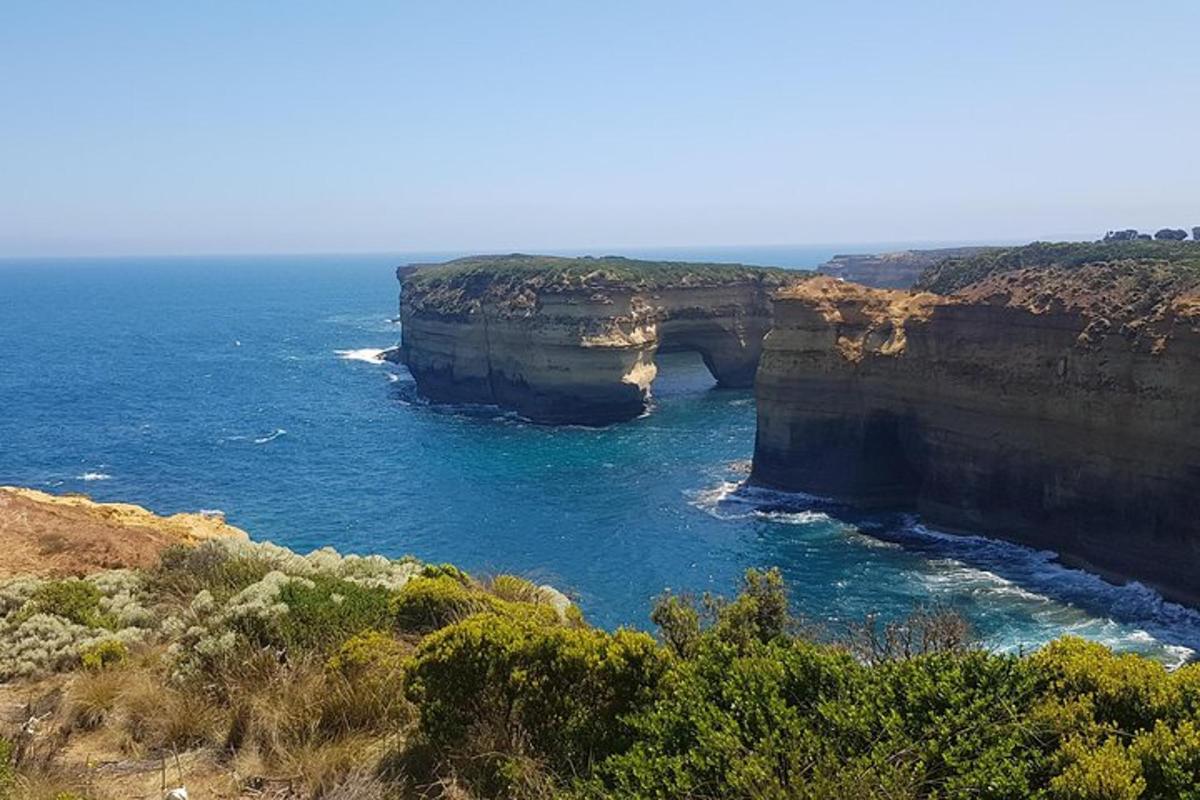 una gran cova a l'oceà prop d'un penya-segat