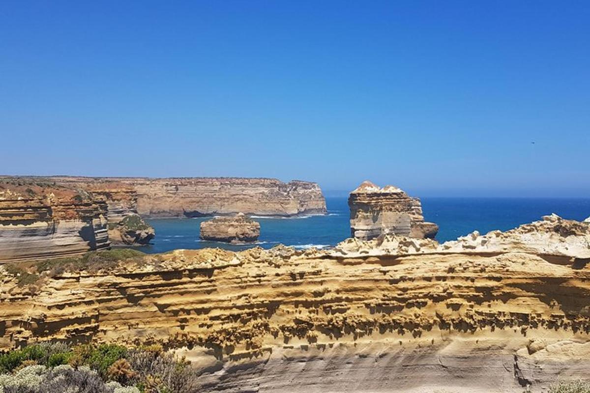 o vedere a celor doisprezece apostoli de pe stâncile de la ocean