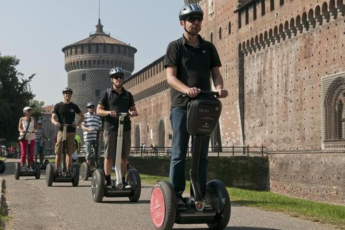 un gruppo di uomini in segway davanti a un castello
